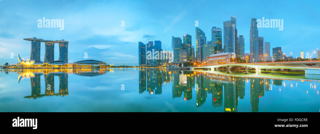 Il Marina Bay di Singapore al tramonto Foto Stock