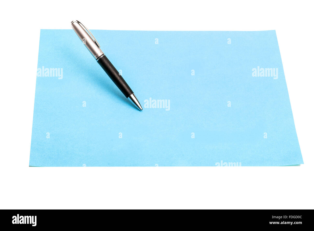 Penna e la pianura di carta a colori su un sfondo isolato Foto Stock