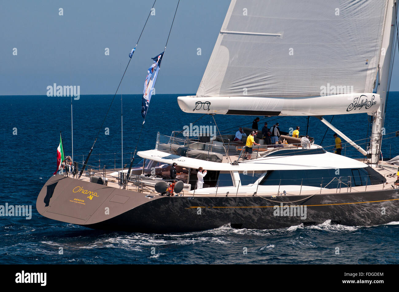 Costa Smeralda, Sardegna, Italia, 5/2015. Barca a vela con equipaggio in una regata lungo il Porto Cervo Costa, Foto Stock