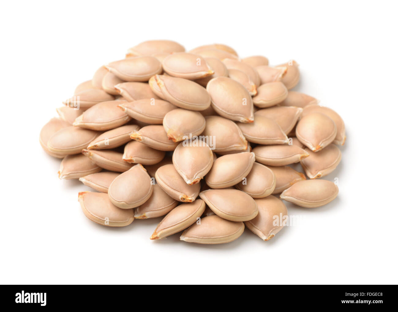 Pila di semi di zucca isolato su bianco Foto Stock