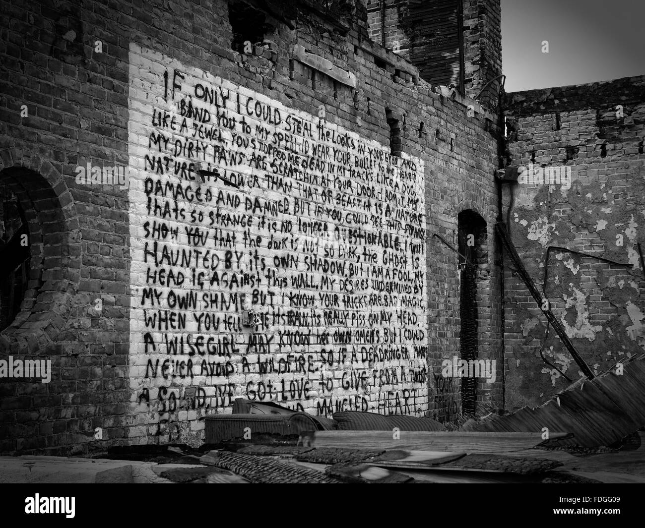La poesia dipinta sulla parete di un bruciato edificio fatiscente in Detroit Foto Stock