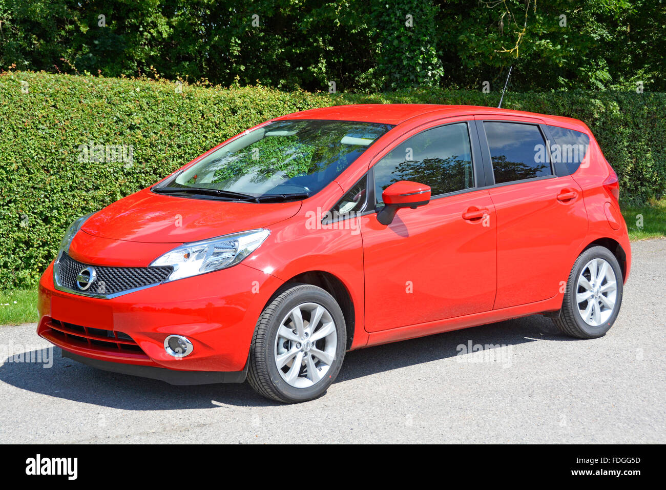 Vista frontale e laterale Nissan Note Tekna super mini berlina nuova auto con un motore a benzina 1.2 litri vetri oscurati (oscurati numberplate) Inghilterra Regno Unito Foto Stock