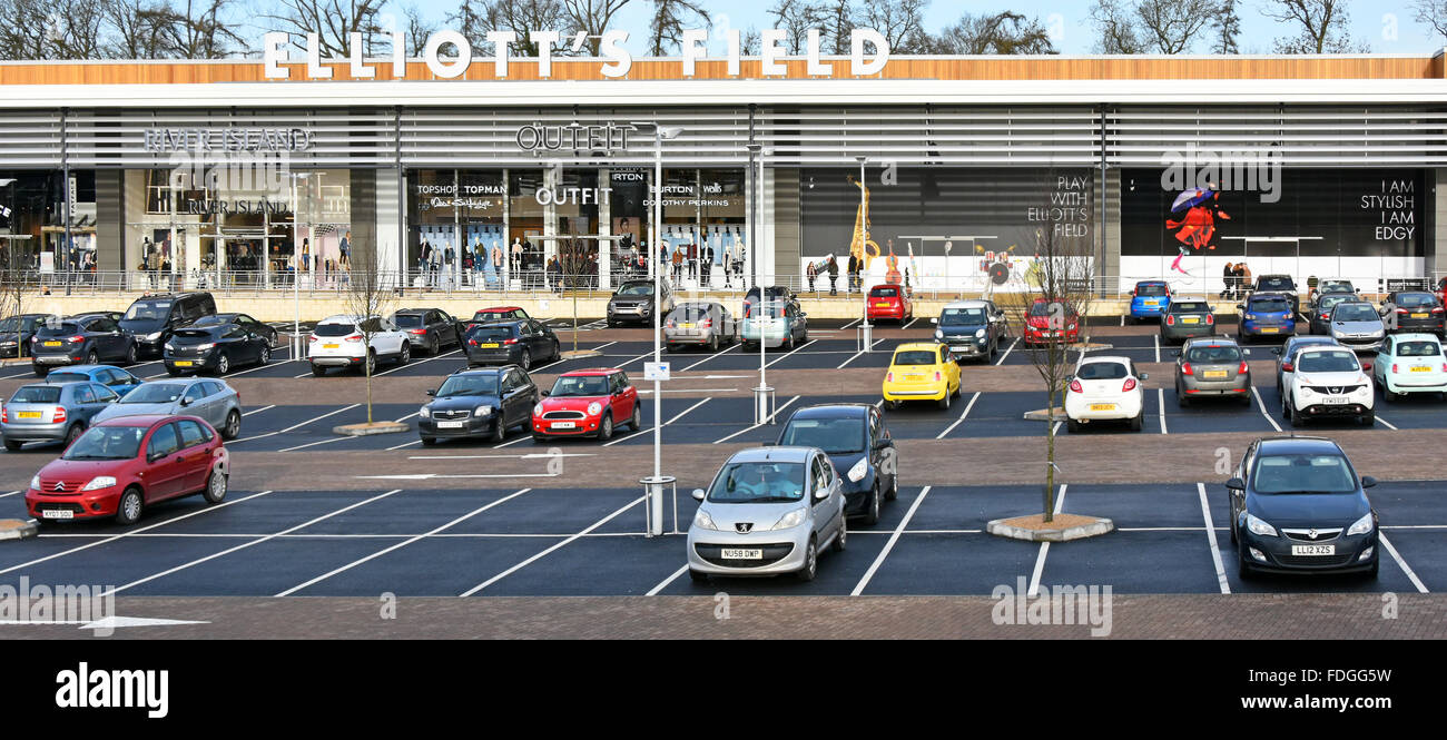 Shopping invernale a Elliotts Field moderno centro commerciale con parcheggio gratuito in Rugby Warwickshire Inghilterra Regno Unito Foto Stock