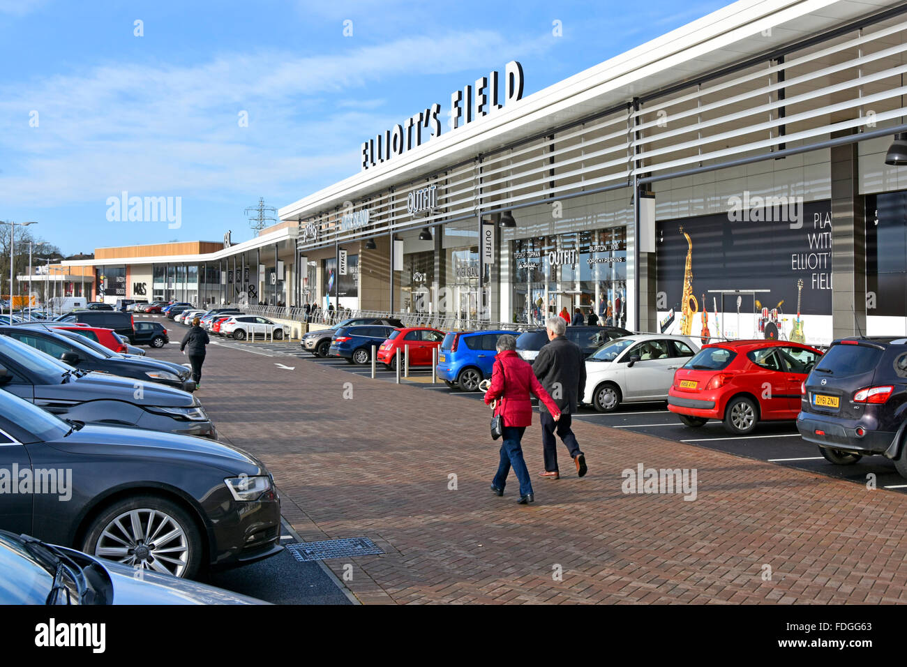 Shopping invernale a Elliotts Field moderno centro commerciale sviluppo di parcheggio con posti auto occupati gratuiti nel Rugby Warwickshire Inghilterra Regno Unito Foto Stock