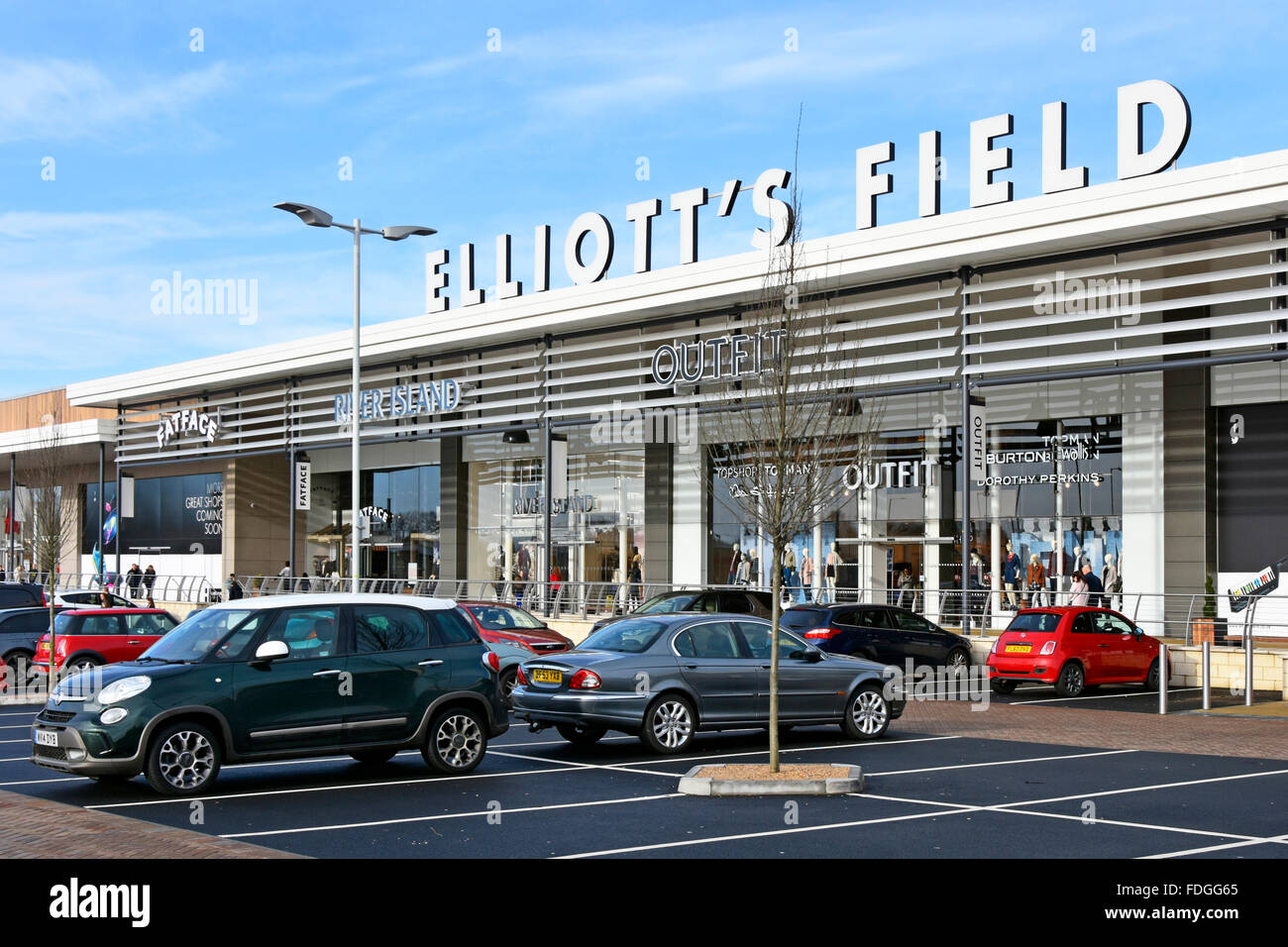 Shopping invernale a Elliotts Field moderno centro commerciale al dettaglio parco business sviluppo posti auto gratuiti a Rugby Warwickshire Inghilterra Regno Unito Foto Stock