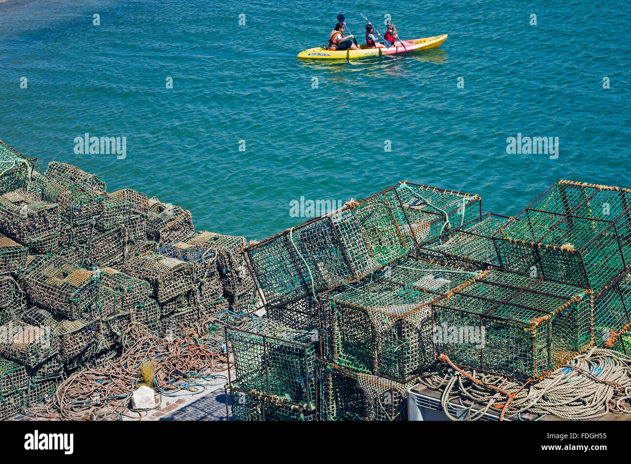 Canoa e trappole di pesce Cascais Portogallo Foto Stock