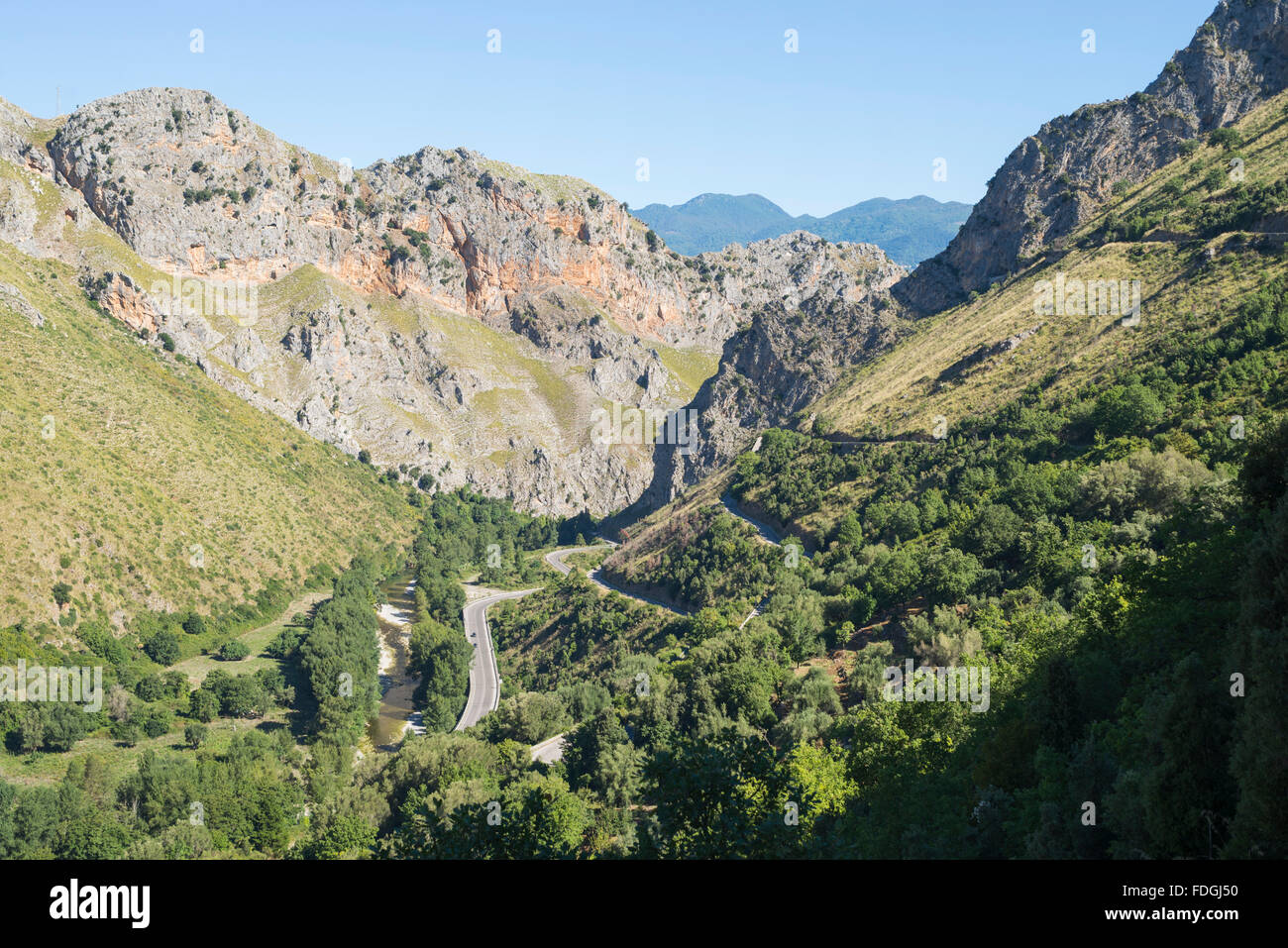 Strada a serpentina che conducono in basso verso il Mingardo gorge vicino a Palinuro sulla costa del Cilento, Campania, Italia Foto Stock