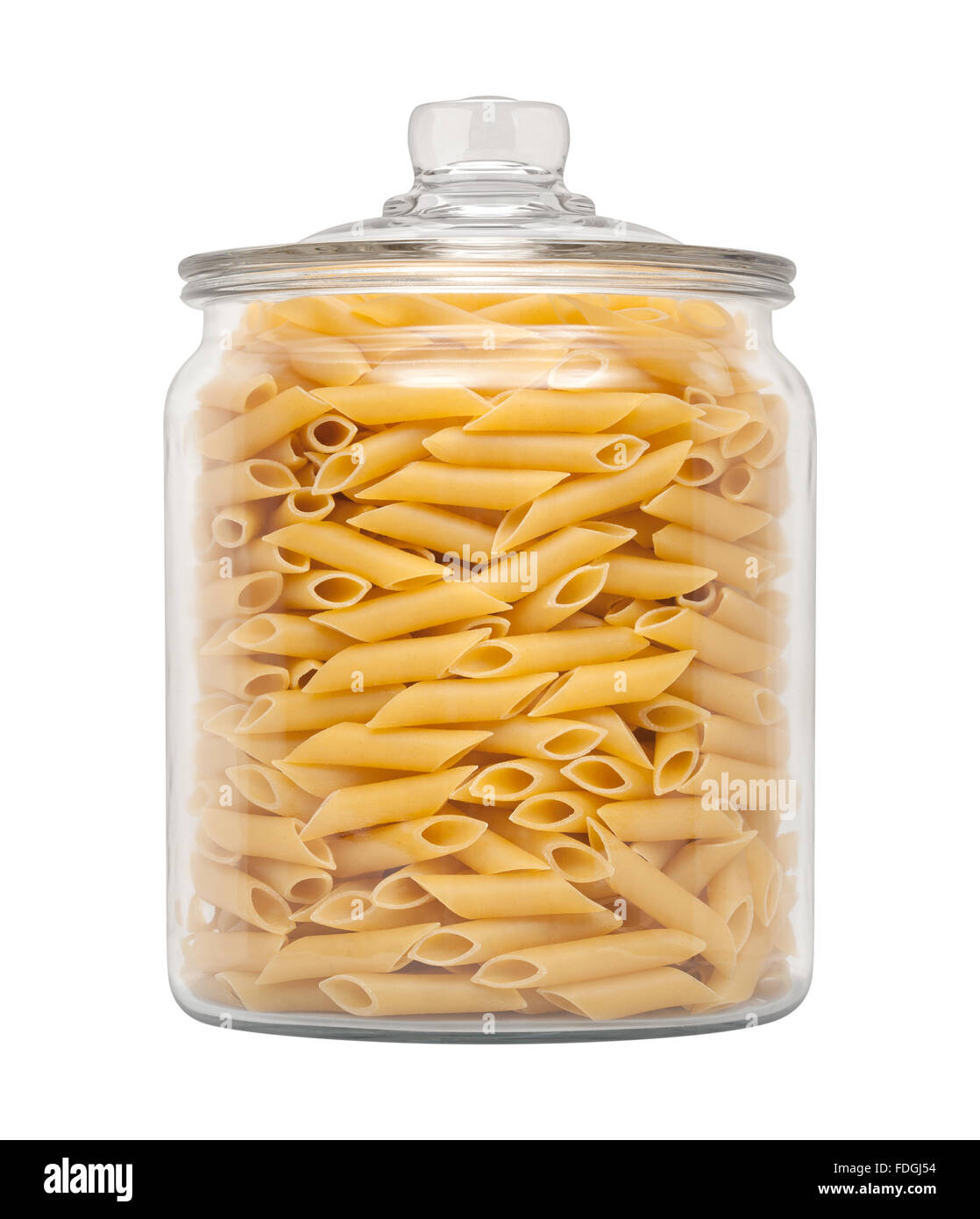 I Mostaccioli Pasta in un bicchiere speziale Jar. L'immagine è tagliata, isolato su uno sfondo bianco. Foto Stock