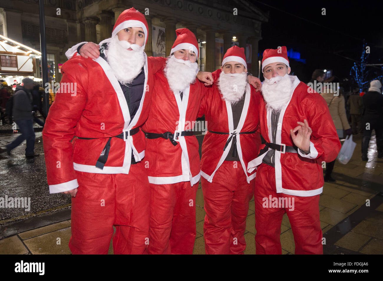 Festaioli hanno ottenere il Princess Street come parte dell'Hogmanay celebrazioni per i 2016 a Edimburgo che offre: Partito frequentatori dove: Edimburgo, Regno Unito quando: 31 Dic 2015 Foto Stock