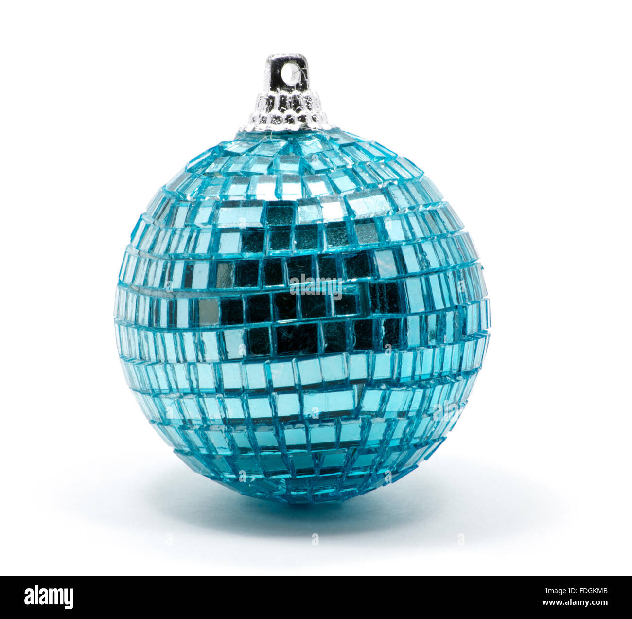 Blu isolato albero di Natale sfera con brillantini su bianco Foto Stock