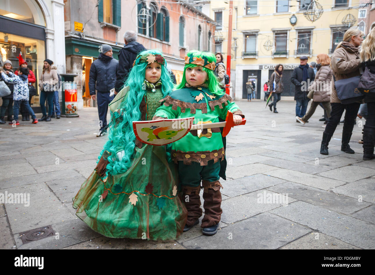 I bambini vestiti in abiti medievali a Carnevale a Venezia Italia Foto  stock - Alamy