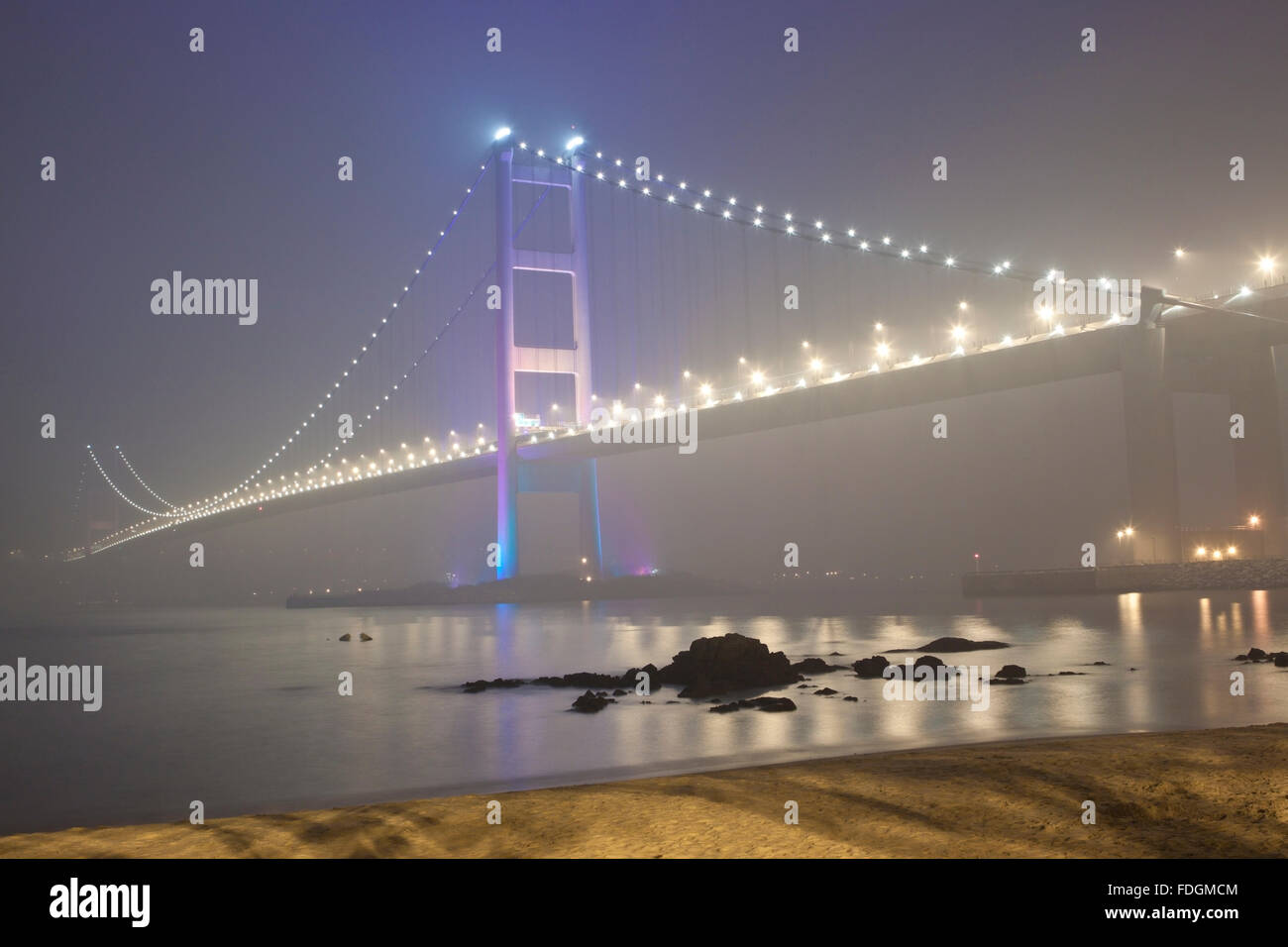 Tsing Ma Bridge a Hong Kong durante la notte Foto Stock