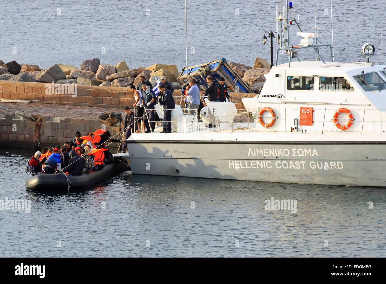 Rifugiati siriani e immigrati che arrivano sull'isola greca di Lesbos nel porto di Molyvos Foto Stock