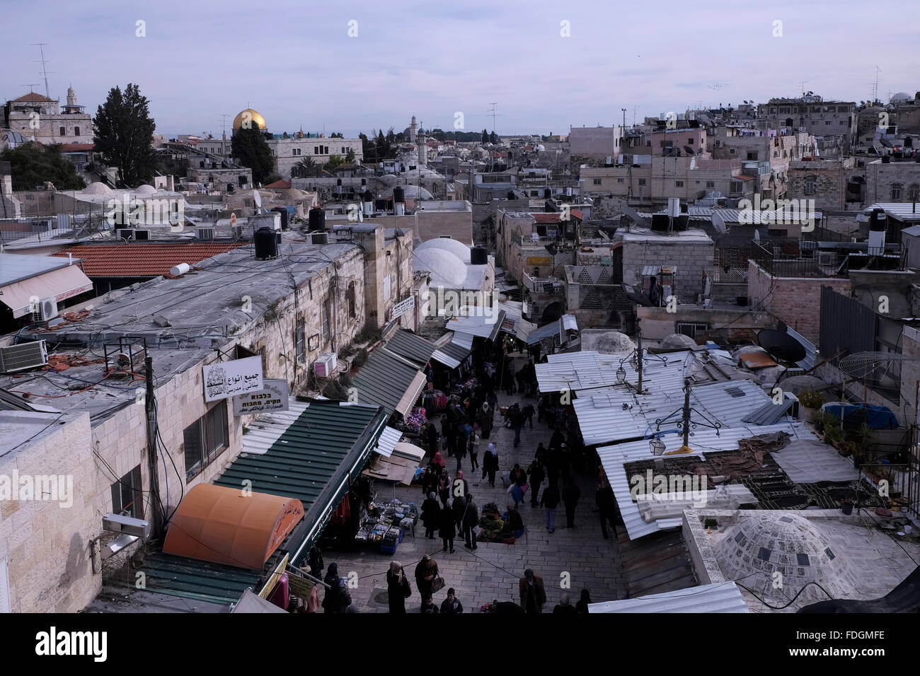 Vista verso il basso dalla porta di Damasco lungo la via al wad che gli israeliani chiamano Haggai nel quartiere musulmano, la città vecchia di Gerusalemme Israele Foto Stock