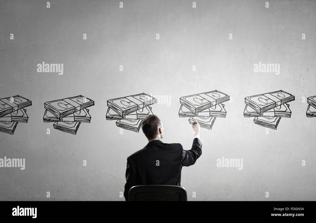 Vista posteriore di imprenditore il disegno con un pennarello denaro guadagnare concept Foto Stock