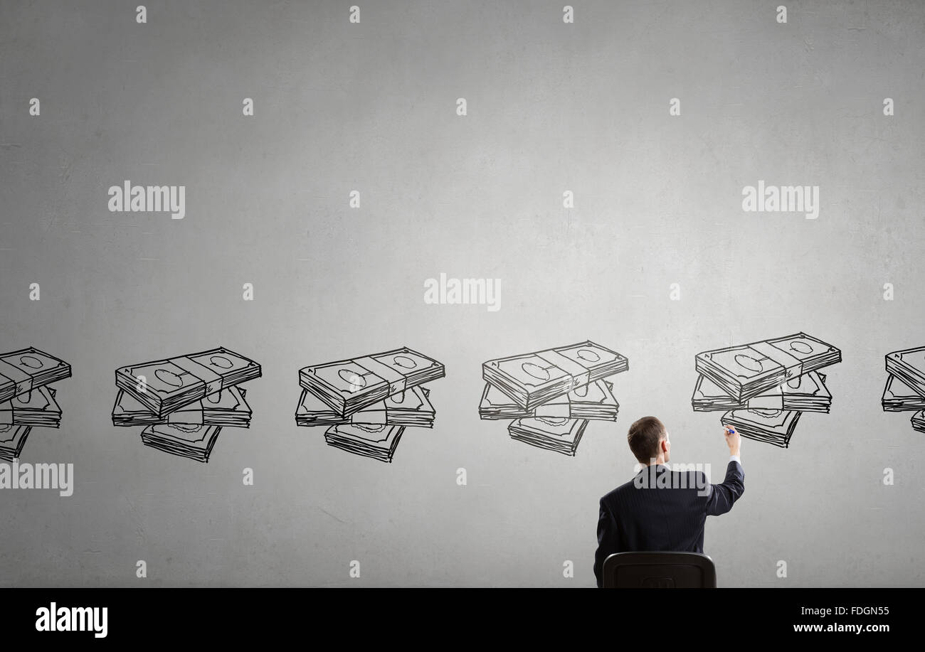 Vista posteriore di imprenditore il disegno con un pennarello denaro guadagnare concept Foto Stock