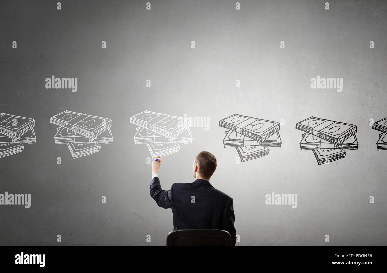 Vista posteriore di imprenditore il disegno con un pennarello denaro guadagnare concept Foto Stock