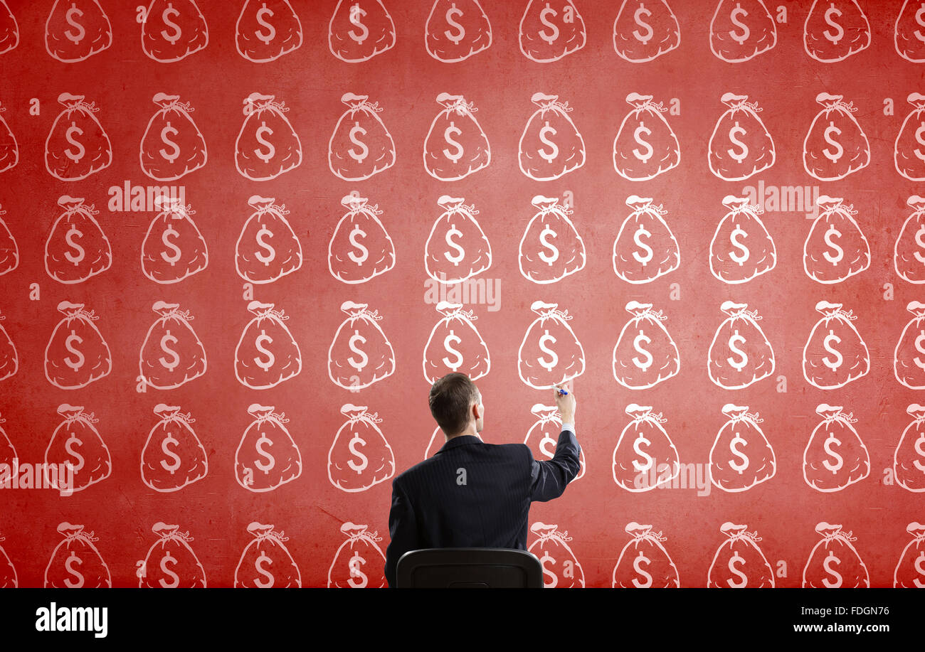 Vista posteriore di imprenditore il disegno con un pennarello denaro guadagnare concept Foto Stock