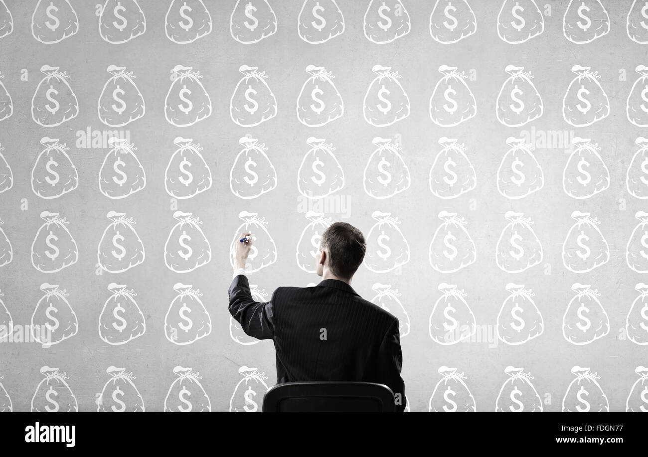 Vista posteriore di imprenditore il disegno con un pennarello denaro guadagnare concept Foto Stock