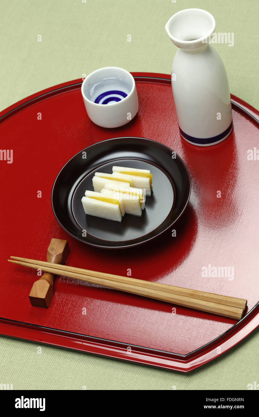 Daikon karasumi, la bottarga con radicchio, antipasto per il vino di riso, cucina giapponese Foto Stock