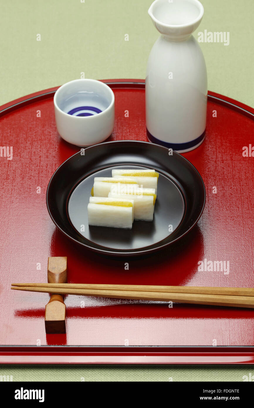 Daikon karasumi, la bottarga con radicchio, antipasto per il vino di riso, cucina giapponese Foto Stock