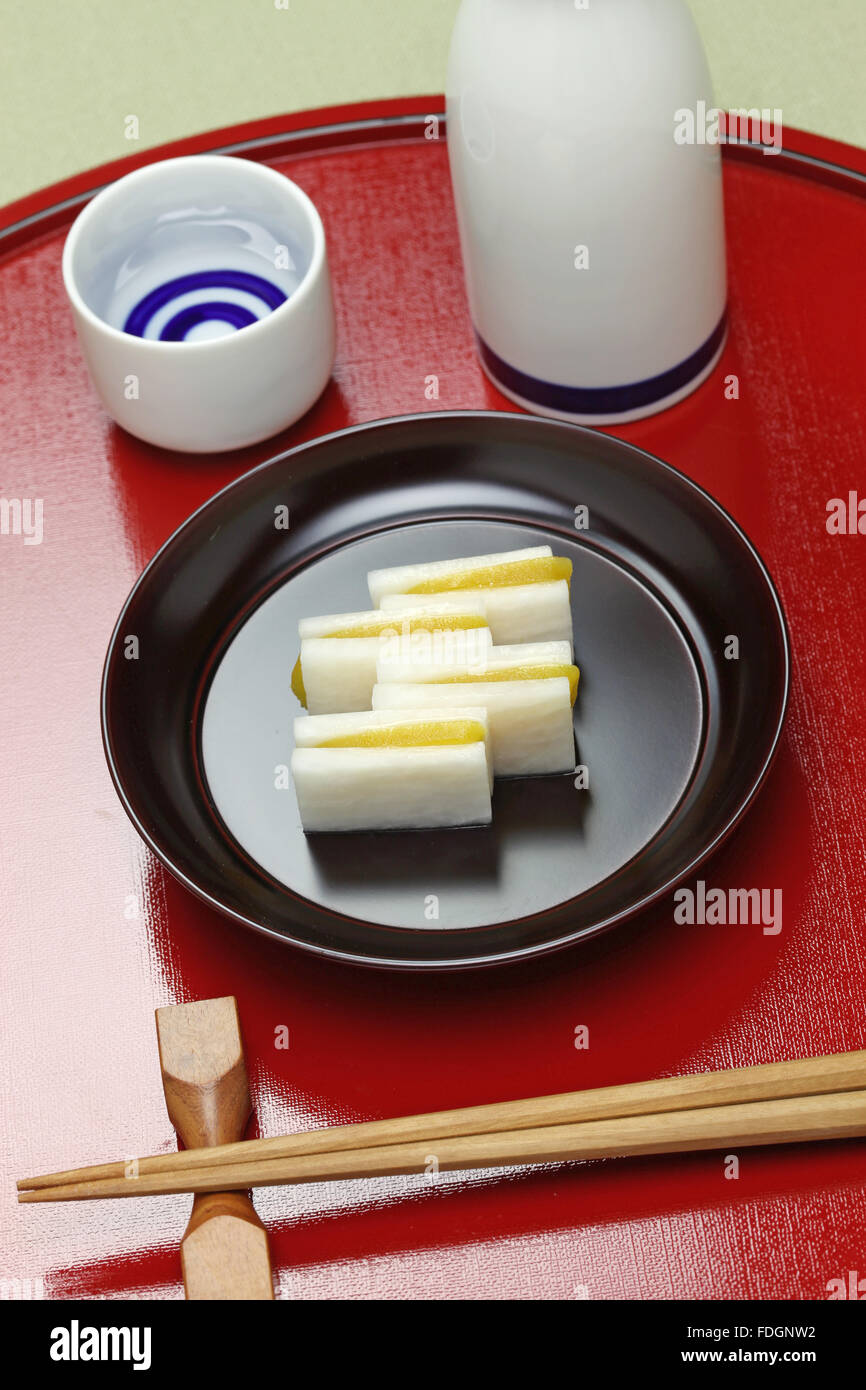 Daikon karasumi, la bottarga con radicchio, antipasto per il vino di riso, cucina giapponese Foto Stock