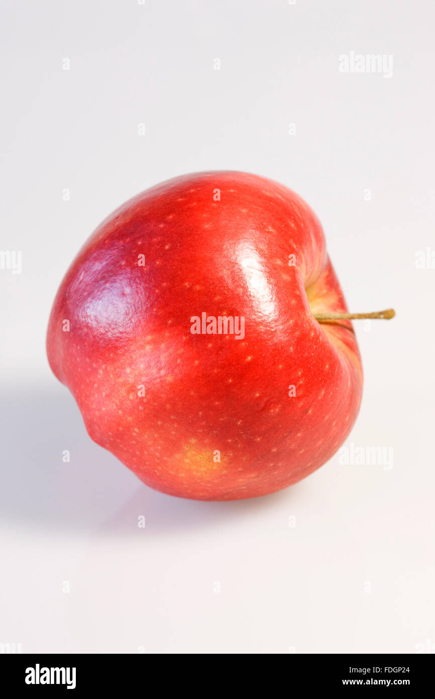 Unico a spremere il succo rosso Apple su uno sfondo bianco. Foto Stock