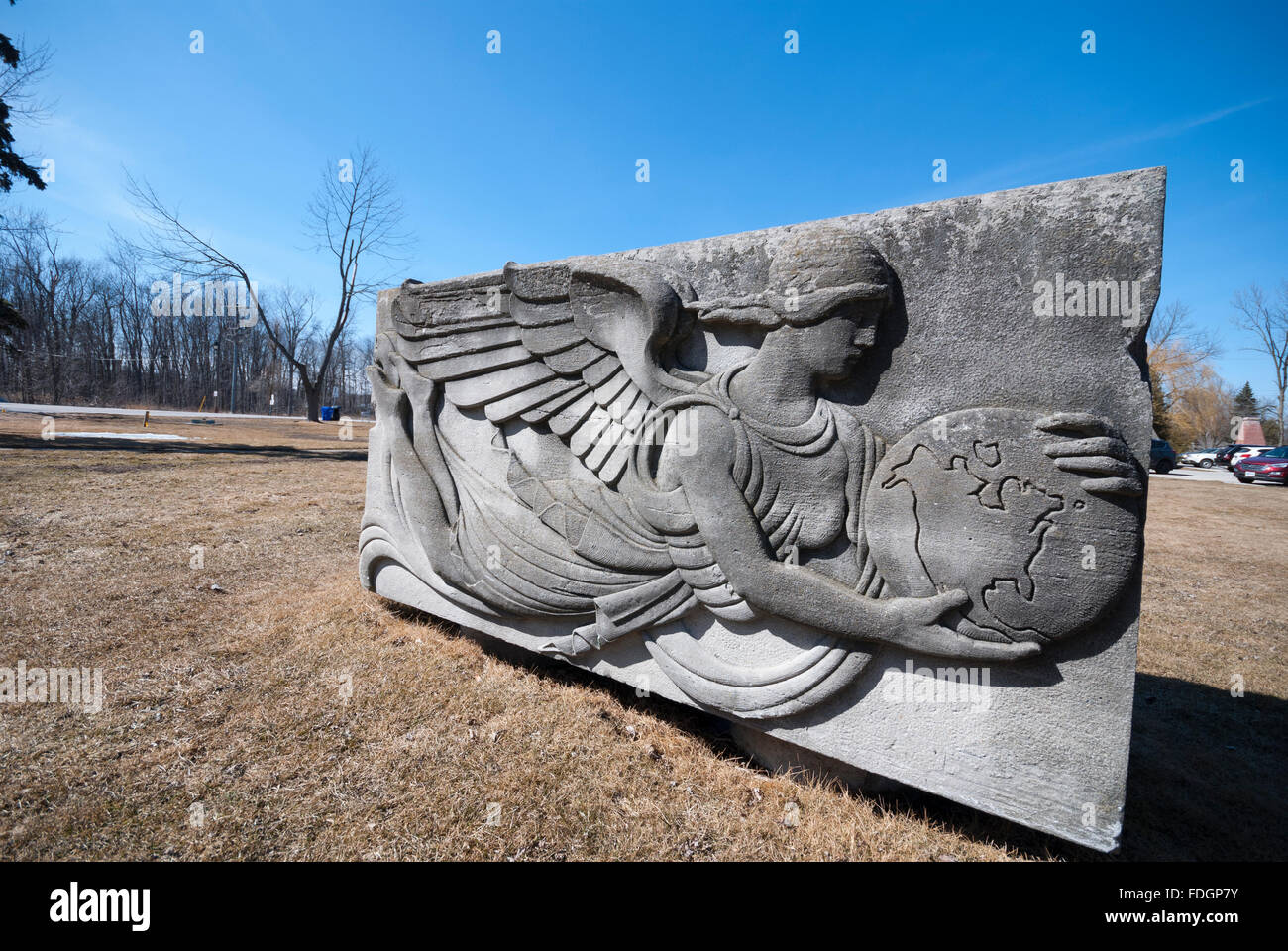 Uno dei molti bassorilievo pezzi recuperati da storici edifici di Toronto per motivi di Gilda Inn in Ontario Canada Foto Stock