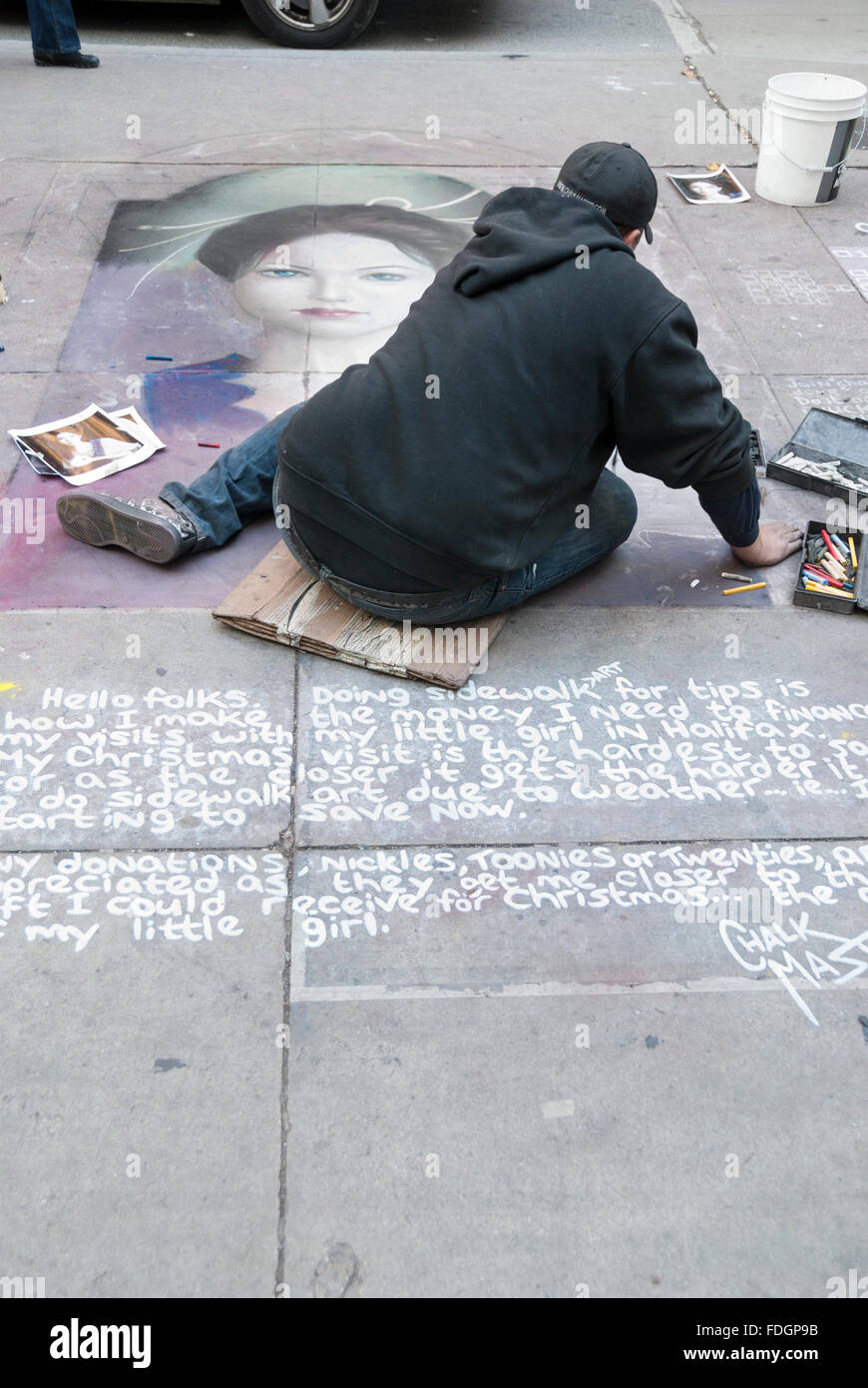 Un uomo in Toronto creazione temporanea di arte sul marciapiede con il pastello per le donazioni. Foto Stock