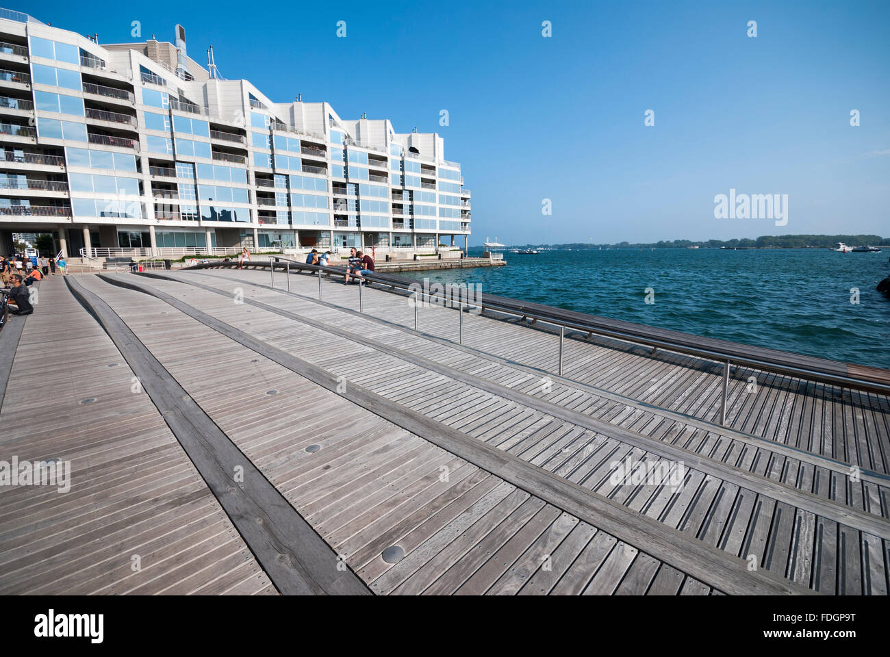 Toronto è ondulato ponte d'onda un disegno sperimentale installato a Harbourfront una zona turistica nel centro della citta'. Foto Stock