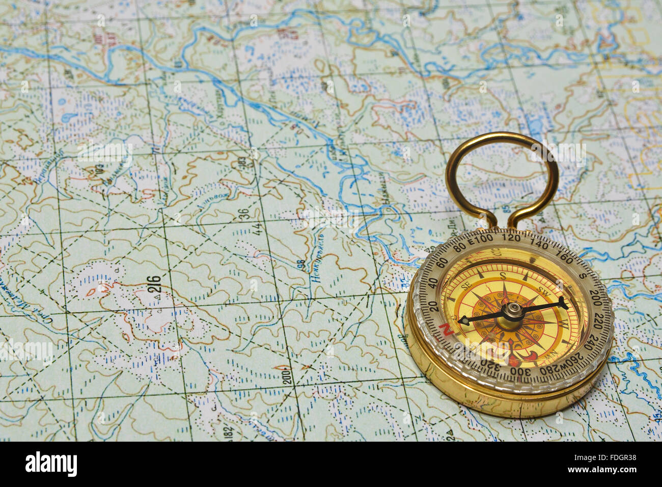 Da Chi Fu Inventata La Bussola Magnetica Intorno All'anno 1000 Bussola e mappa. La bussola magnetica è sdraiato su una mappa