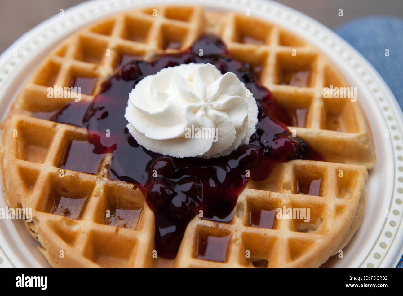 Waffle con bacche di Saskatoon a Saskatoon farmers market, Canada Foto Stock