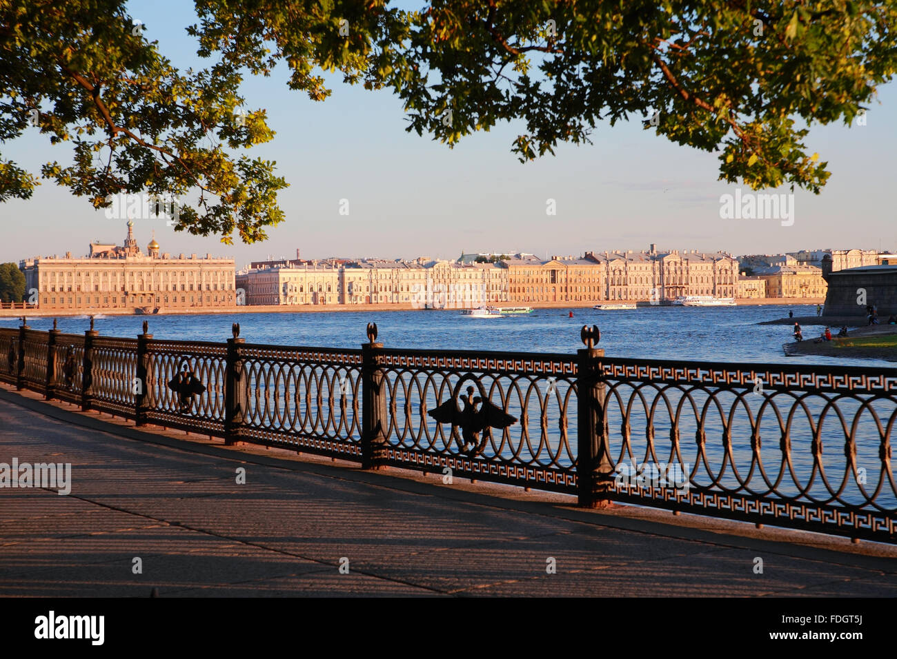 Paesaggio urbano, vista di San Pietroburgo in una soleggiata giornata estiva Foto Stock