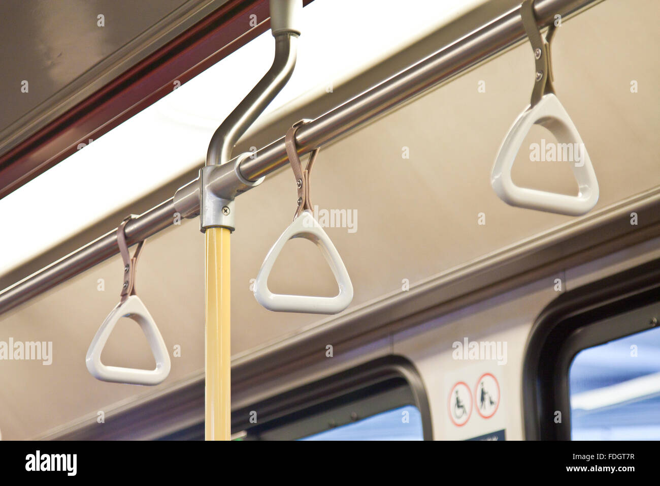 Maniglie per passeggero in piedi all'interno di un treno Foto Stock