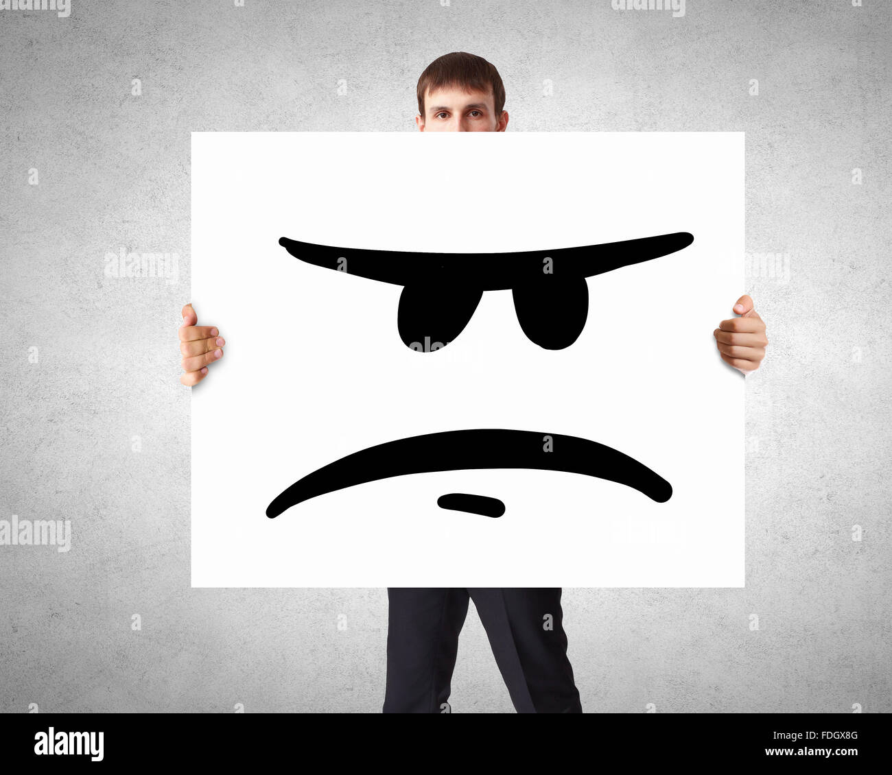 Imprenditore tenere la scheda bianca con la faccia triste emoticon Foto Stock