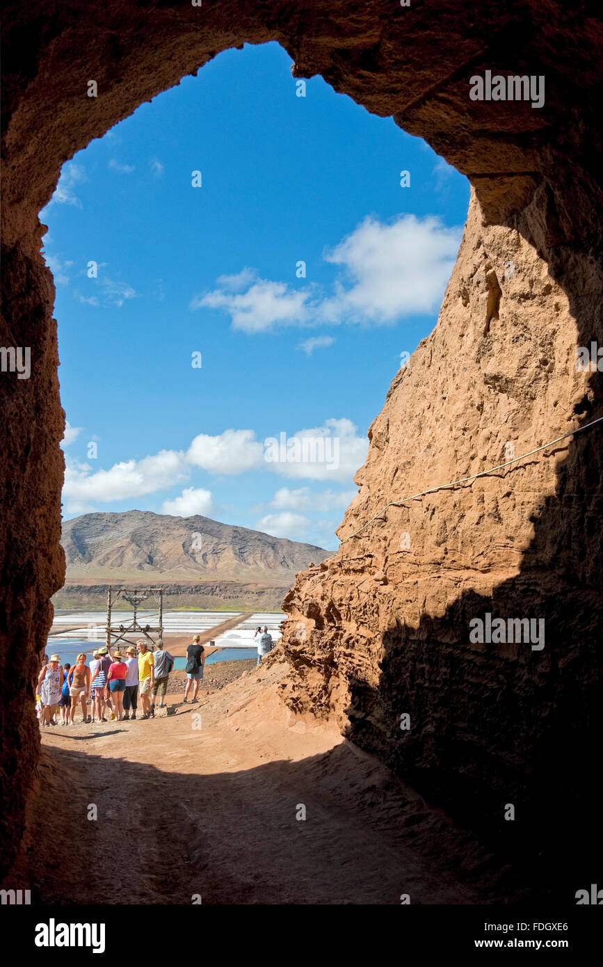 Vista verticale del tunnel entrata alle miniere di sale sul Sal a Capo Verde. Foto Stock