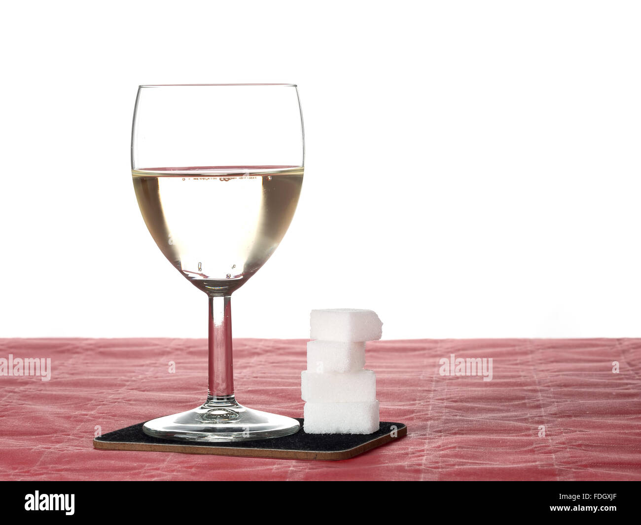 Calorie in alcool, vino bianco dolce e cubetti di zucchero. Foto Stock Calorie in alcool, vino bianco dolce e cubetti di zucchero. Foto Stock