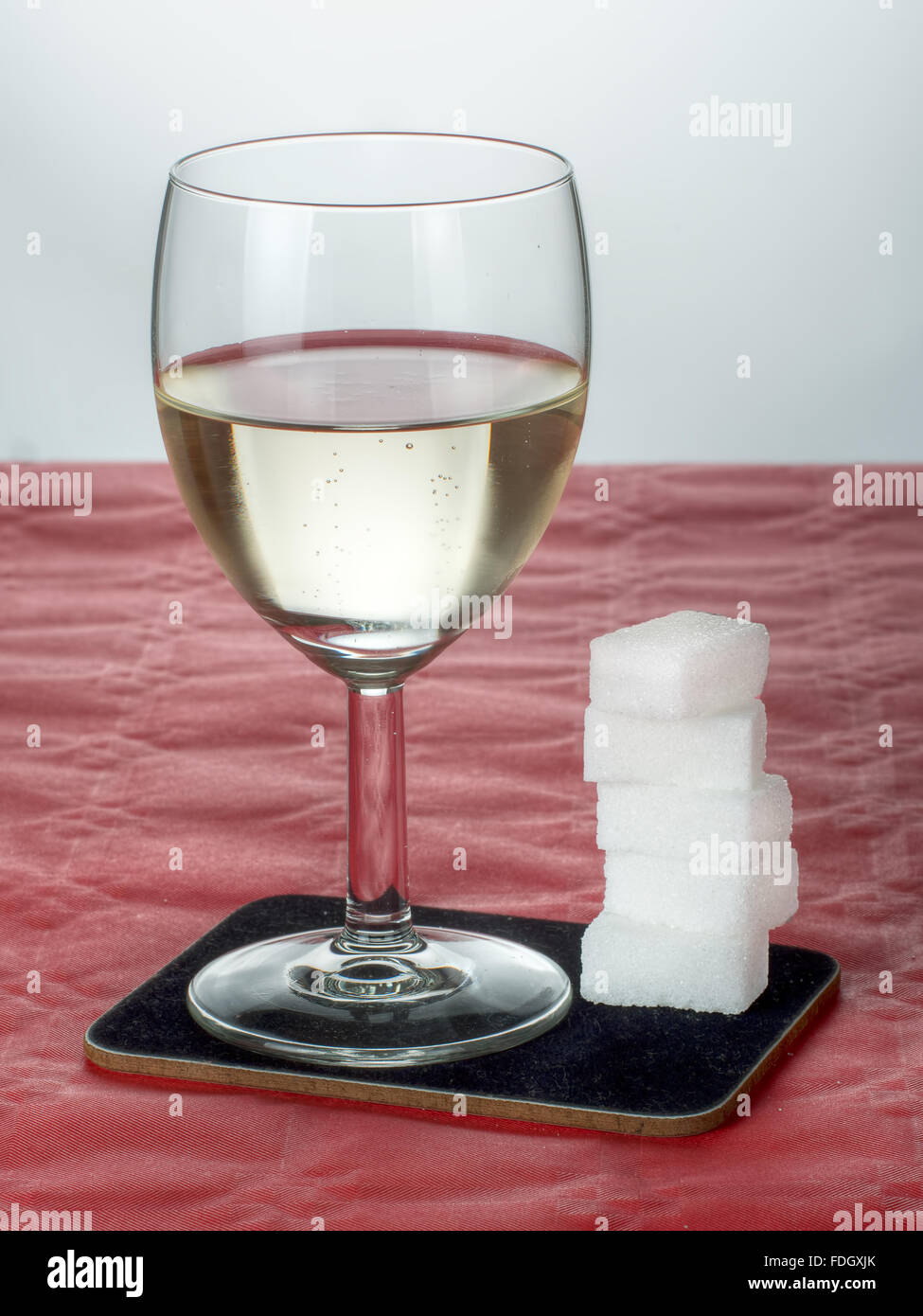 Calorie in vino bianco dolce e cubetti di zucchero. Foto Stock Calorie in vino bianco dolce e cubetti di zucchero. Foto Stock