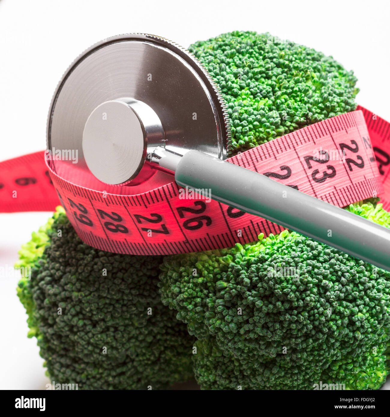 La dieta mangiare sano controllo del peso del concetto. Closeup broccoli verde rosso con nastro di misurazione e lo stetoscopio Foto Stock