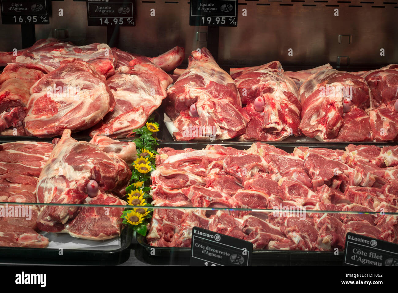 Carne di agnello visualizzato sulla macelleria stallo (Francia). Una carne di agnello contatore in un negozio di macellaio. Foto Stock