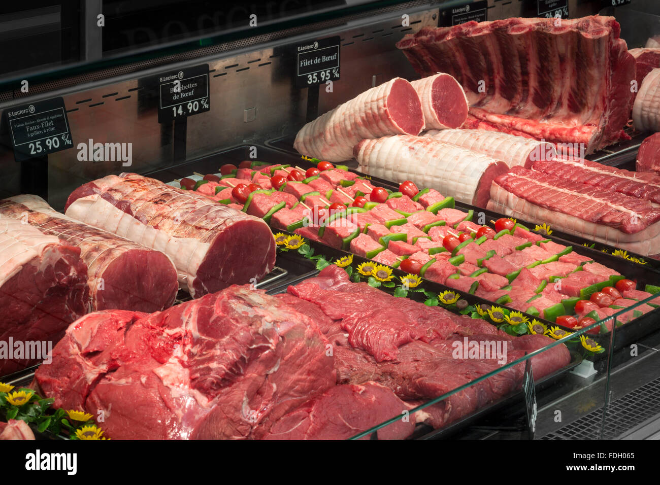 Le carni bovine visualizzato sulla macelleria stallo (Francia). Un contatore di carne in un negozio di macellaio. Foto Stock