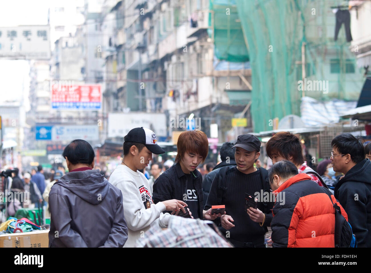 Hawker cinese la vendita di apparecchi elettrici e altri accessori in Ap Liu Street, Hong Kong. Foto Stock