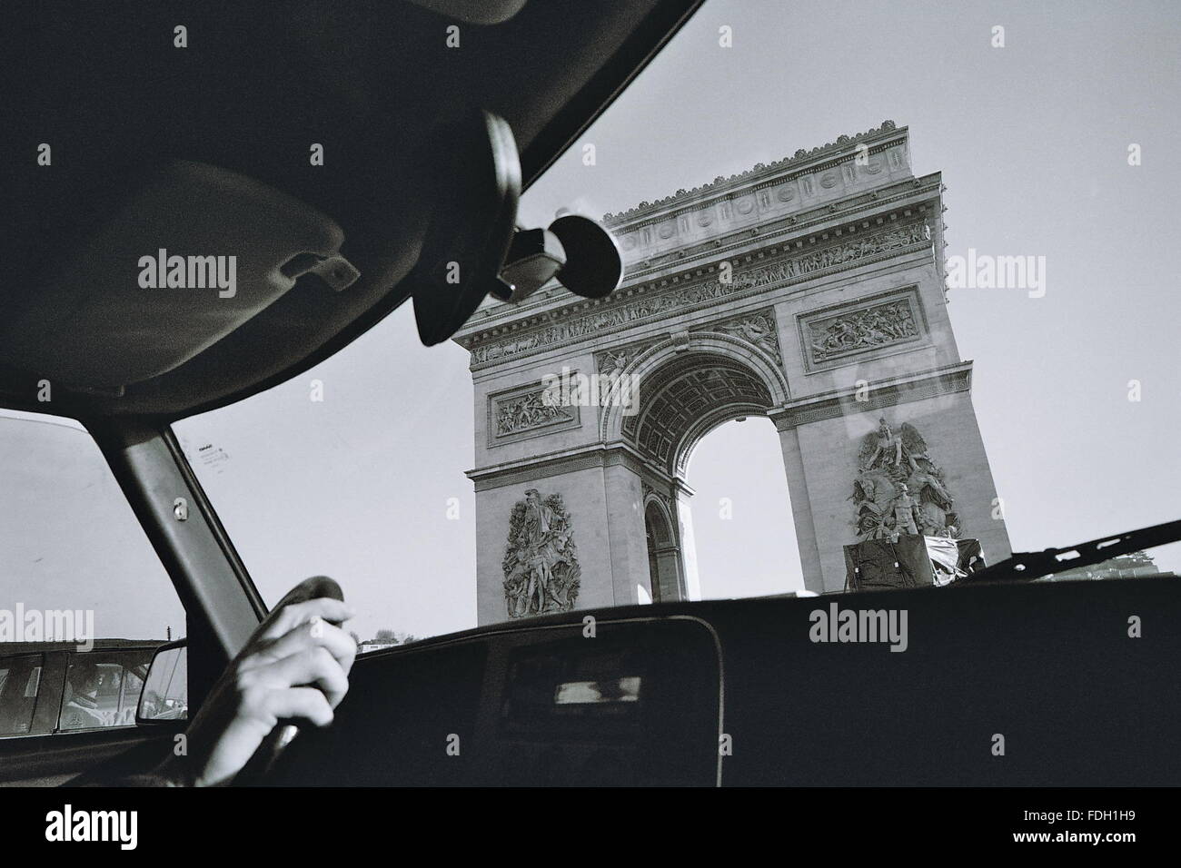 AJAXNETPHOTO. Parigi, Francia. - Guida in città - Si avvicina l' Etoile e l'Arc de Triomphe. foto:JONATHAN EASTLAND/AJAX REF:CD7000 011421BW 37 4 Foto Stock