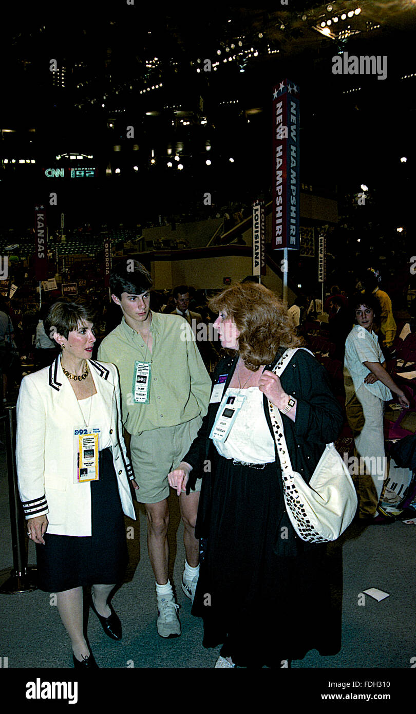 New York, NY, STATI UNITI D'AMERICA 14 Luglio, 1992 Congressista Marjorie Margolies-Mezvinsky (D-PA) e suo figlio Marc Mezvinsky (15 anni) pongono con il componente dello staff Linda agosto mentre si cammina per il pavimento della Convenzione Nazionale Democratica a Madison Square Garden. Margolies, è un ex giornalista e un candidato Democratic. Dal 1993 al 1995, era un membro dell'U.S. Camera dei deputati in rappresentanza di Pennsylvania. Suo figlio, Marc sposato Chelsea Clinton, figlia di ex U.S. Il presidente Bill Clinton ed ex U.S. Il segretario di Stato Hillary Rodham Clinton. Credito: Mark Reinstein Foto Stock