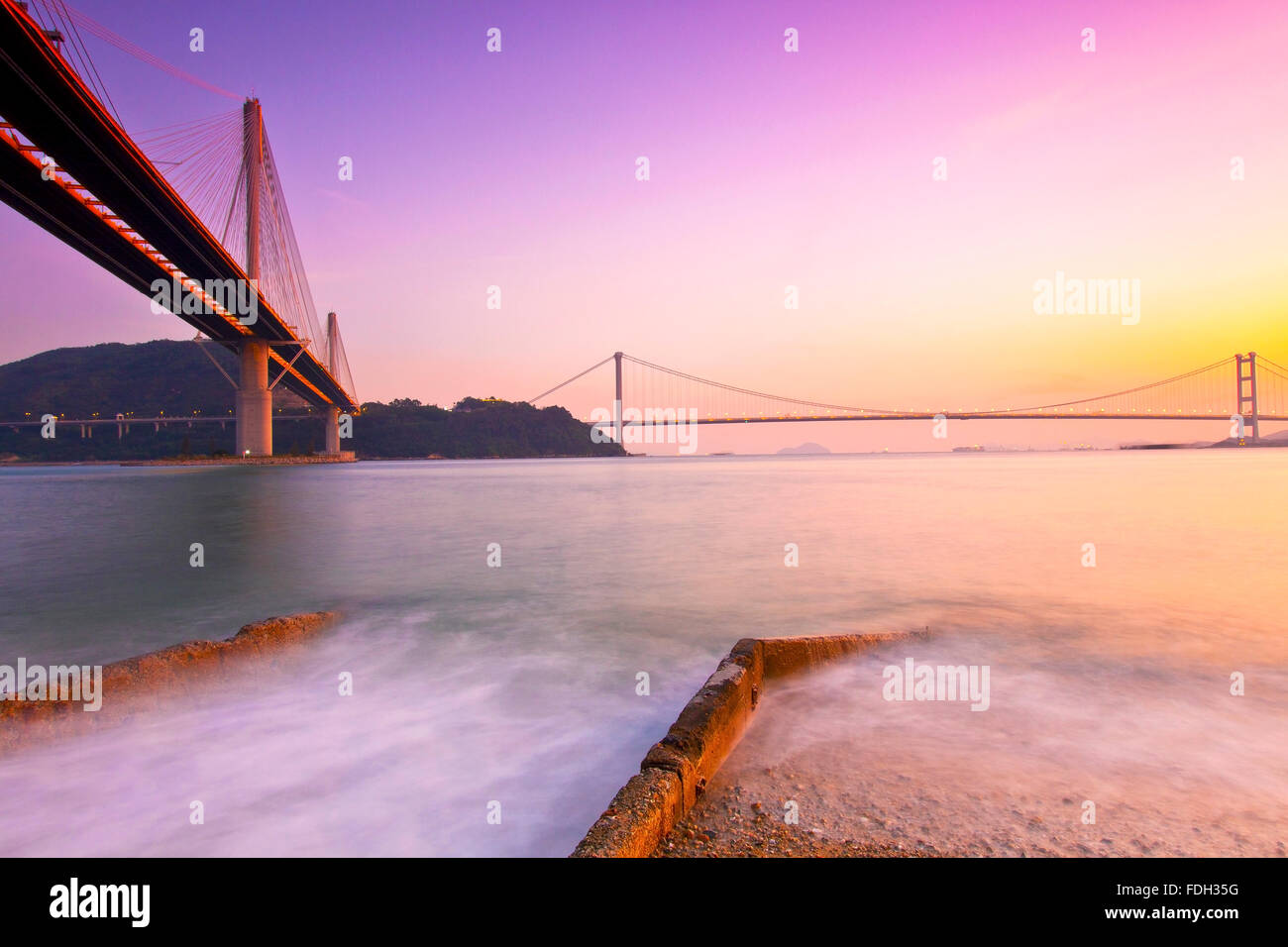 Hong Kong ponti al tramonto sull'oceano Foto Stock