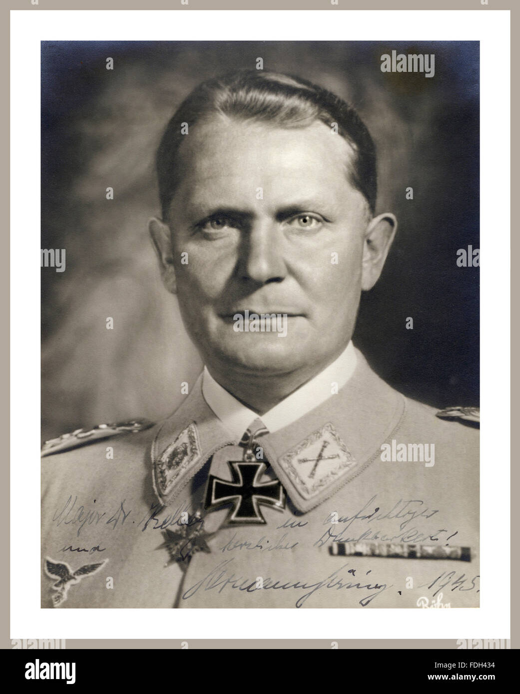 GOERING ritratto firmato formale datato 1945 del Reichsmarschall nazista Hermann Wilhelm Goering (Goring) in uniforme con la medaglia di Croce di ferro Foto Stock