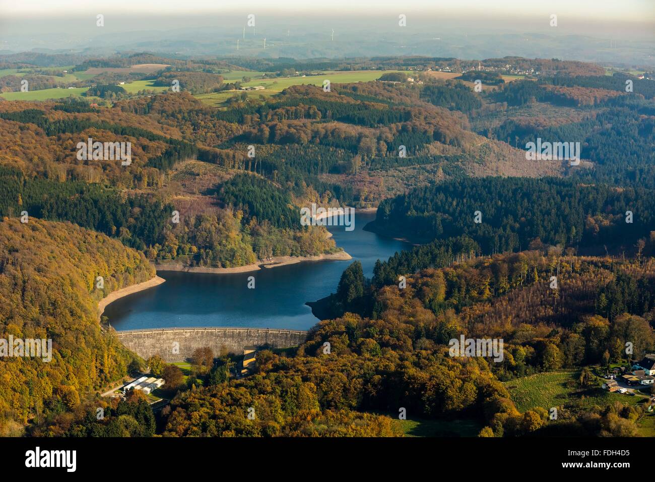 Vista aerea, Ennepetalsperre con muro di rinnovamento e abbassato il livello di acqua, dam, riparazione Acqua torre di controllo, Ennepetal, la zona della Ruhr Foto Stock