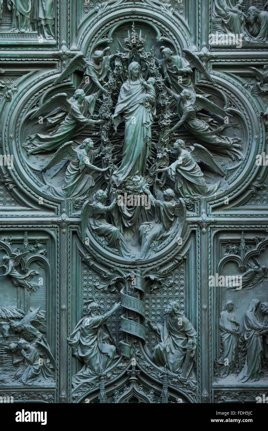 Assunzione della Vergine Maria. Dettaglio della principale porta di bronzo del Duomo di Milano a Milano, Italia. Saint Jo Foto Stock