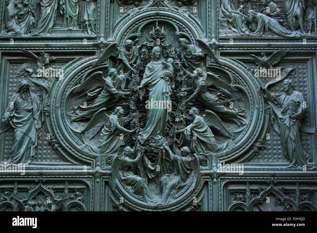 Assunzione della Vergine Maria. Dettaglio della principale porta di bronzo del Duomo di Milano a Milano, Italia. L Evangeli Foto Stock