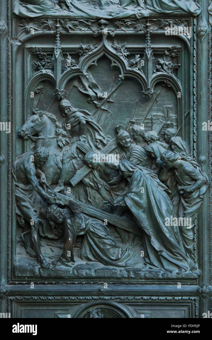 Cristo che porta la croce. Dettaglio della principale porta di bronzo del Duomo di Milano a Milano, Italia. Il bronzo d Foto Stock